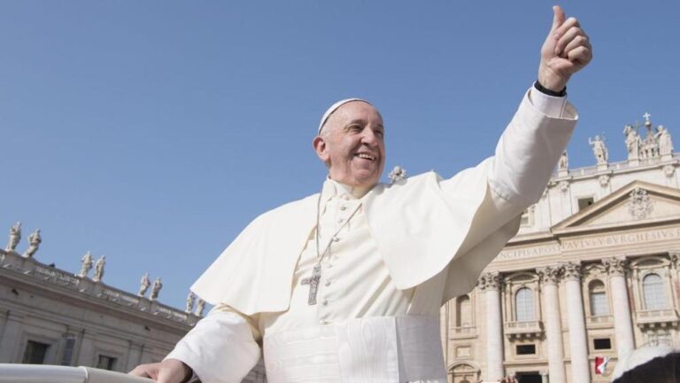 Papa Francesco pregare per il prossimo