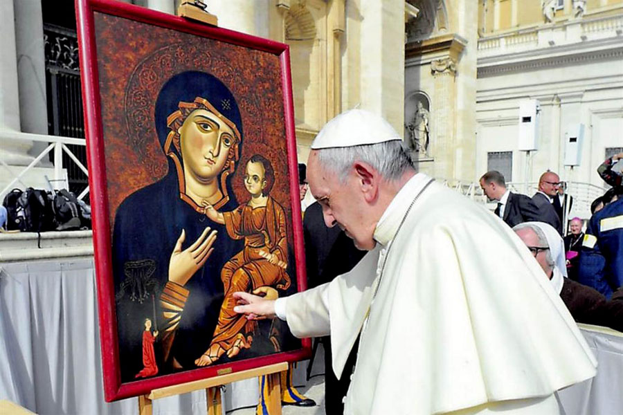 ave maria la preghiera che ama il papa