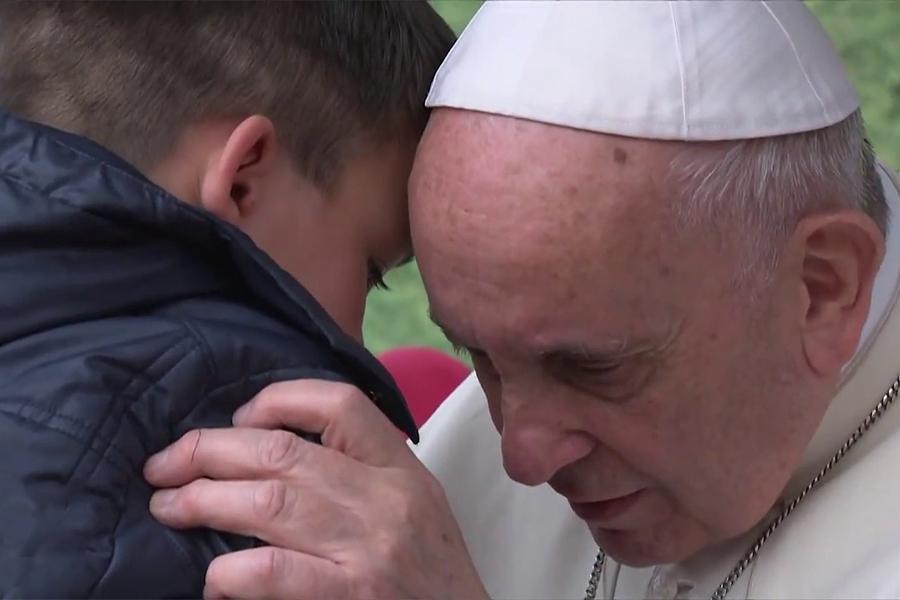 il bambino che commuove il papa