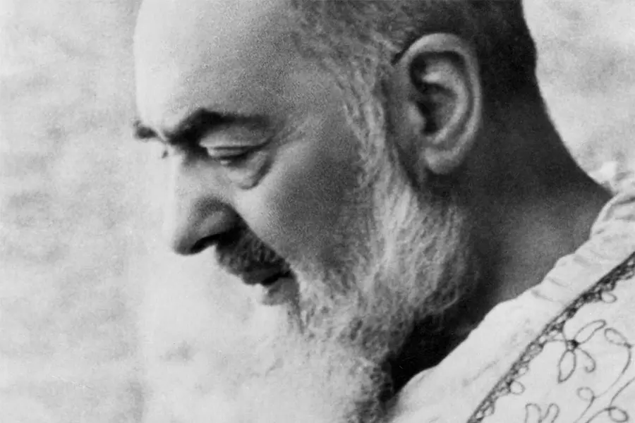 Padre Pio la salva da un padre pio la salva da un sacrilegio